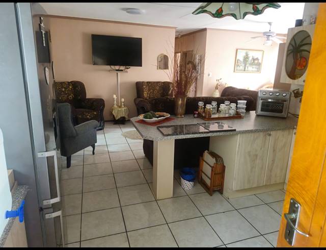 4 BEDROOM TOWNHOUSE FOR SALE IN SAFARI GARDENS
